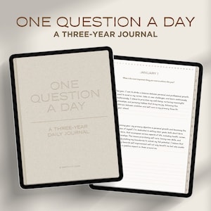 Könnte beinhalten: Ein beiges Journal mit dem Titel "One Question A Day: A Three-Year Daily Journal" auf dem Cover. Das Journal ist auf der ersten Seite geöffnet, die mit dem 1. Januar datiert ist und eine Frage enthält, was der Benutzer in diesem Jahr am wichtigsten erreichen möchte. Das Journal soll Benutzern helfen, über ihr persönliches und berufliches Wachstum nachzudenken.