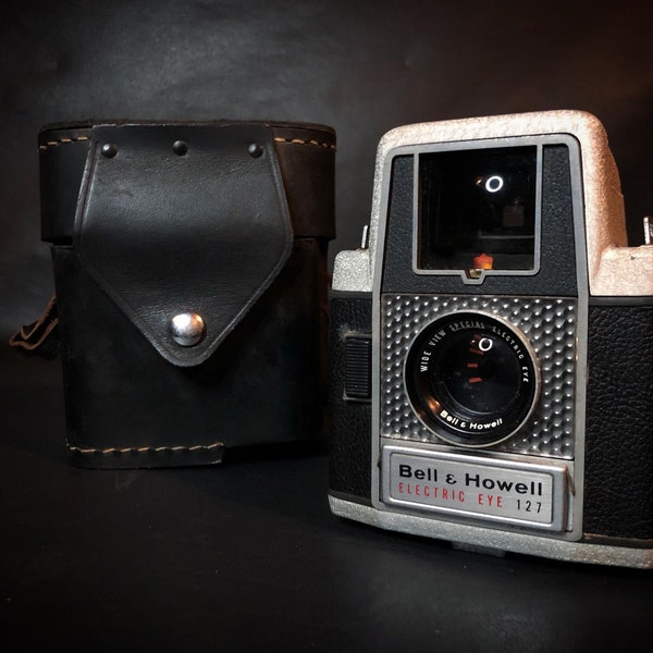 Vintage 8MM MOVIE CAMERA BELL & HOWELL ELECTRIC EYE WITH TRIPPLE 3 LENS TURRET