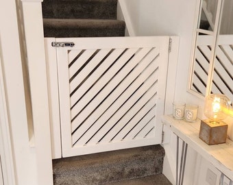 Puerta de escalera con listones diagonales a medida