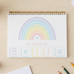 Cuaderno de trabajo con nombres personalizado (impreso y ensamblado) con actividades para ayudar a su hijo a aprender a deletrear y escribir su nombre y apellido.