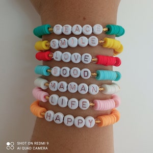 Personalisiertes Armband in Heishi-Perle (Wort, Buchstabe) Farbe: gelb, rosa, weiß, blau, schwarz, lila, grün, orange). Weihnachtsgeschenke, Valentinstag