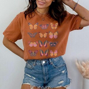 Boho Schmetterling Shirt, Cottagecore T-Shirt, Schmetterling Ästhetik, Schmetterling Liebhaber Geschenk, Komfort Farben T-Shirt, Geschenk für sie, Boho Chic Shirt