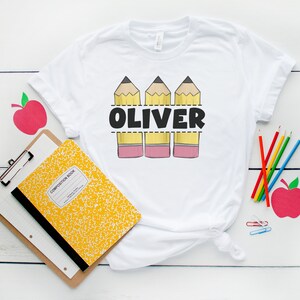 linda camisa con nombre de lápiz para niños para el regreso a la escuela, camisa con nombre, camisa con nombre de niños, camisa con nombre de niños, camisa con nombre personalizado, letras escolares