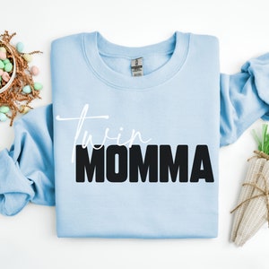 bluza z napisem „bliźniaczki” dla mamy, prezent dla mamy spodziewającej się bliźniaków, pomysły na prezent dla mamy bliźniaków, pierwszy prezent na dzień matki, prezent dla mamy bliźniaków, sweter z napisem „bliźniaki”