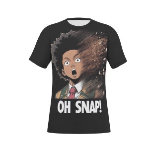 Könnte beinhalten: Schwarzes T-Shirt mit einer Cartoon-Illustration eines überraschten Charakters mit Afro, der einen Anzug und eine Krawatte trägt. Der Text "OH SNAP!" ist in Weiß dargestellt. Das Bild des Charakters hat einen Zerfallseffekt.