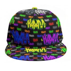 Peut inclure: Casquette de baseball noire à visière plate avec un motif répété "HAHA!" de style graffiti multicolore. Le texte est en style graffiti, avec un bouton supérieur jaune. Fabriqué en tissu durable.