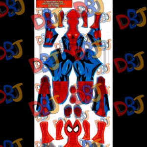 Può includere: Un modello di tuta digitale per un costume da supereroe con uno schema di colori rosso e blu e una trama a ragnatela. Il layout include pezzi separati per il busto, le braccia, le gambe, le mani e una maschera con lenti oculari bianche. Il testo recita ULTIMATE SPIDER-MAN EARLY VOLUME COMIC STYLE SUIT PATTERN.