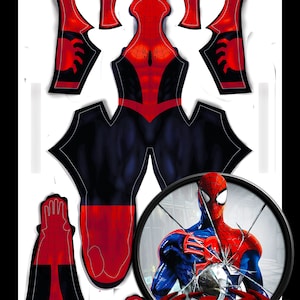Puede incluir: Un patrón de traje de Spider-Man rojo y azul con el texto "Spider-Man Shattered Dimensions". El patrón incluye piezas para el torso, las piernas, los brazos y la cabeza. También hay una imagen circular de Spider-Man en una pose con un efecto de vidrio roto.