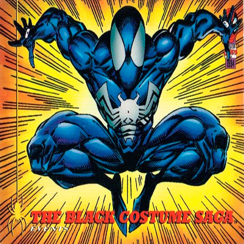 Pode incluir: Uma ilustra&ccedil;&atilde;o de banda desenhada do Homem-Aranha vestindo um fato azul e preto. O fundo &eacute; amarelo com linhas radiantes. O texto "THE BLACK COSTUME SAGA" est&aacute; na parte inferior da imagem.