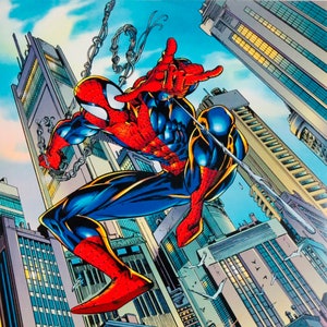 Pode incluir: Um super-her&oacute;i vermelho e azul, Spiderman, balan&ccedil;a-se pelo horizonte de uma cidade. Ele est&aacute; vestindo um traje vermelho e azul com um logotipo de aranha no peito. Ele est&aacute; balan&ccedil;ando em uma teia, e os edif&iacute;cios da cidade est&atilde;o no fundo.