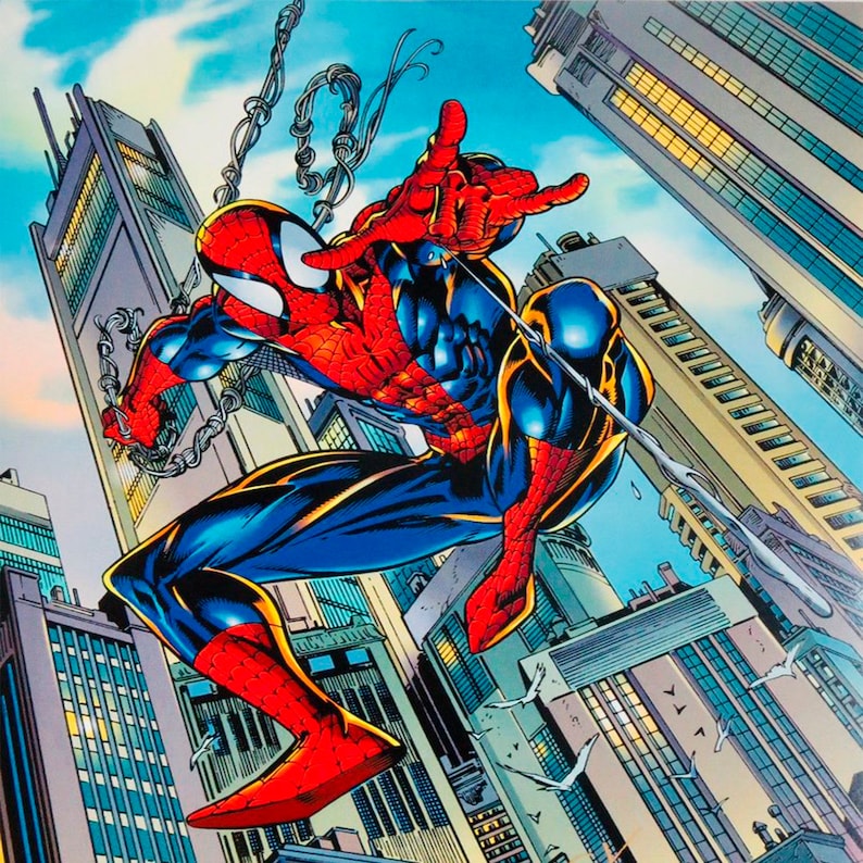 Pode incluir: Um super-her&oacute;i vermelho e azul, Spiderman, balan&ccedil;a-se pelo horizonte de uma cidade. Ele est&aacute; vestindo um traje vermelho e azul com um logotipo de aranha no peito. Ele est&aacute; balan&ccedil;ando em uma teia, e os edif&iacute;cios da cidade est&atilde;o no fundo.