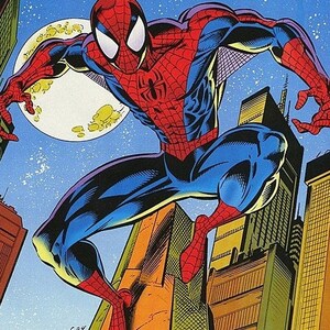 Pode incluir: Uma ilustra&ccedil;&atilde;o de banda desenhada do Homem-Aranha com um fato vermelho e azul, a balan&ccedil;ar-se por um horizonte de cidade &agrave; noite. A lua &eacute; vis&iacute;vel no fundo.