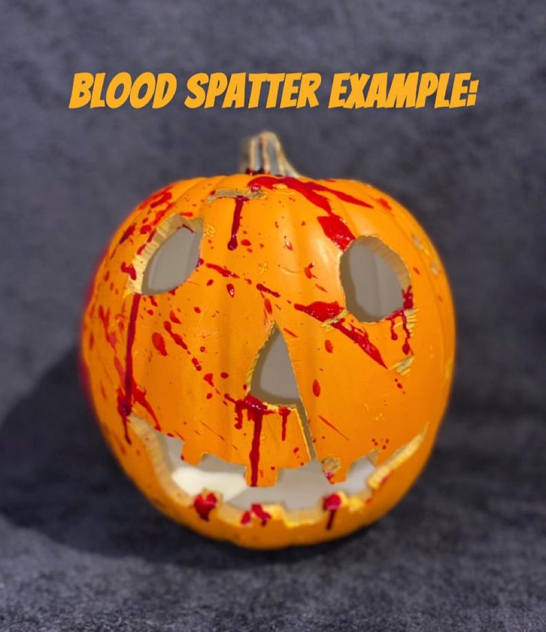 Puede incluir: Una calabaza naranja tallada con una cara de miedo, decorada con salpicaduras de sangre roja. El texto "BLOOD SPATTER EXAMPLE!" est&aacute; escrito encima de la calabaza.