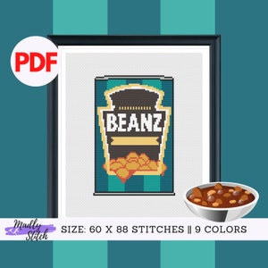 Könnte beinhalten: Ein Kreuzstichmuster für eine Dose Bohnen. Die Dose ist blau und grün mit einem gelben Etikett, auf dem "BEANZ" steht. Das Muster ist 60 Stiche breit und 88 Stiche hoch und verwendet 9 Farben.