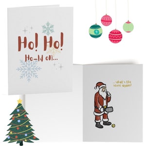 Ho Ho Hold On... ¿Cuál es la puntuación de nuevo? Tarjeta de felicitación navideña divertida de Pickleball / Juegos de palabras de Pickleball / Tarjetas navideñas de Navidad de Pickleball Santa Xnavid