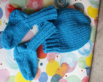 Handgestricktes Baby-Set aus Mütze & Socken