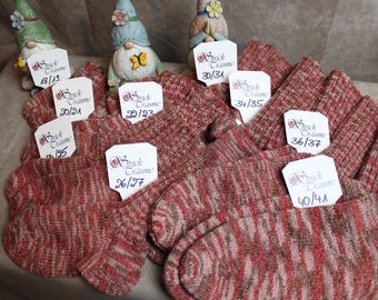 Chaussettes de loisirs tricotées à la main avec du coton de différentes tailles