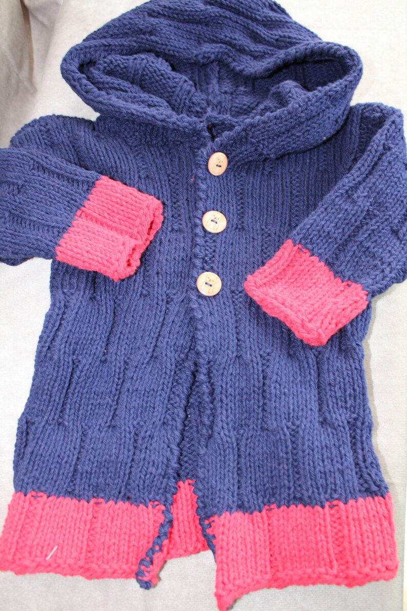 Handgestrickte Kapuzenjacke für Babys Bild 1