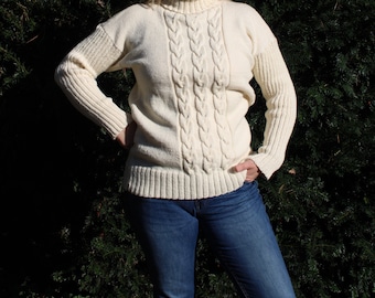 Pull à col roulé tricoté à la main avec motif torsadé en 100% laine mérinos bébé