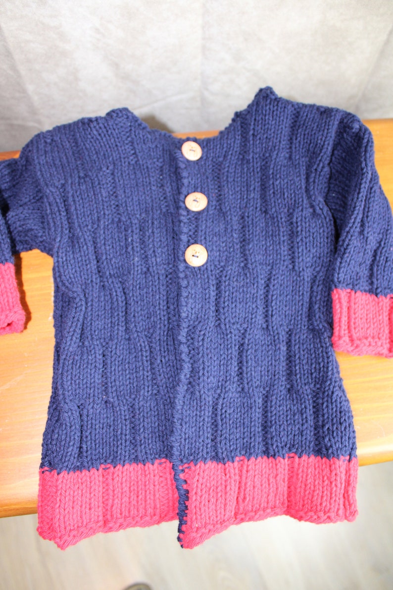 Handgestrickte Kapuzenjacke für Babys Bild 3