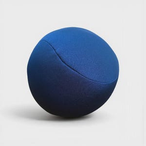 Puede incluir: Una taza de cer&aacute;mica blanca con asa negra y el texto "But First, Coffee" en negrita negra. La taza se encuentra sobre un fondo borroso, sugiriendo un ambiente acogedor.