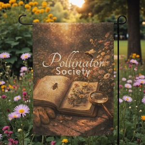 Könnte beinhalten: Eine Gartenflagge mit der Aufschrift "Pollinator Society", einer Bienenillustration, einem offenen Buch und einer Lupe. Das Design hat eine Vintage-Ästhetik mit einem floralen und Bienen-Thema.