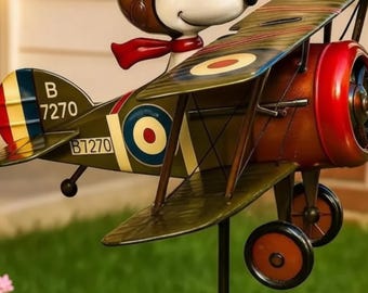 Moulin à vent biplan Snoopy Flying Ace Dog | Éolienne de jardin en métal | Oeuvre d'art originale pour la terrasse | Décoration extérieure pour pelouse