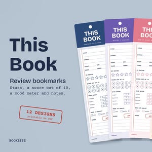 Op de afbeelding: Vier rechthoekige papieren bladwijzers in marineblauw, paars, roze en oranje, elk met de tekst THIS BOOK bovenaan. De bladwijzers bevatten velden voor titel, auteur, start- en einddatum, pagina's, sterren, een score uit 10, een stemmingsmeter en notities.