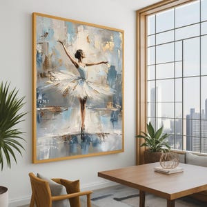 Op de afbeelding: Een ingelijst olieverfschilderij van een ballerina in een witte tutu, met uitgestrekte armen. Het kunstwerk heeft een palet van blauw, wit en goud, met een textuurrijke, impressionistische stijl. Het schilderij wordt getoond in een kamer met een groot raam.