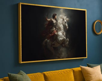 Op de afbeelding: Een ingelijst kunstwerk toont een persoon op een steigerend wit paard, met een zwaard. De persoon draagt een harnas en een rode mantel. Het kunstwerk heeft een gouden lijst en is gemonteerd op een donkerblauwe muur. Een gele bank en kussens staan op de voorgrond.