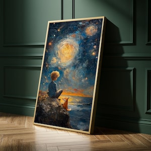 Puede incluir: Una impresión artística enmarcada representa a un joven con cabello rubio rizado y un zorro, mirando un cielo nocturno estrellado y arremolinado. La obra de arte presenta un marco dorado y está colocada contra una pared verde oscuro y un suelo de madera.