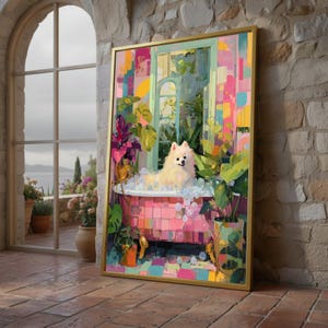 Può includere: Dipinto incorniciato raffigurante un cane bianco e soffice in una vasca da bagno rosa piena di bolle. Lo sfondo mostra una finestra con vegetazione e vista mare. L'opera è in stile impressionista colorato.