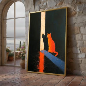 Könnte beinhalten: Gerahmtes Gemälde mit einer orangefarbenen Katze in einem dunklen Raum, mit einem vertikalen weißen und orangefarbenen Streifen. Der Schatten der Katze ist sichtbar. Das Gemälde hat einen goldenen Rahmen und lehnt an einer Backsteinmauer.
