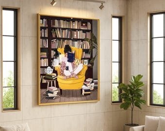 Könnte beinhalten: Ein gerahmter Kunstdruck zeigt eine Person, die in einem gelben Sessel vor einem Bücherregal liest. Das Kunstwerk hat einen goldenen Rahmen und befindet sich in einem neutral getönten Raum mit Fenstern und einem Sofa. Bücher sind um den Stuhl gestapelt.