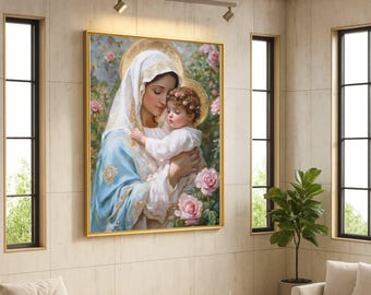 Puede incluir: Una pintura enmarcada representa a una madre sosteniendo a un niño, rodeada de rosas rosas. La madre lleva una túnica azul y un velo blanco, con un halo dorado. El niño tiene un halo y una corona floral.