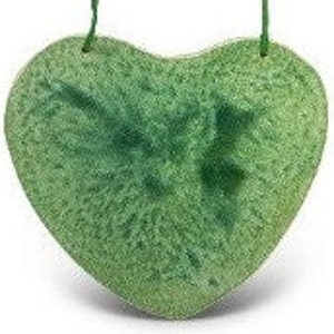 handgetöpfertes Keramik-Herz zum Aufhängen und Beschriften in Grün Bild 1