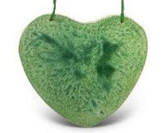 handgetöpfertes Keramik-Herz zum Aufhängen und Beschriften in Grün