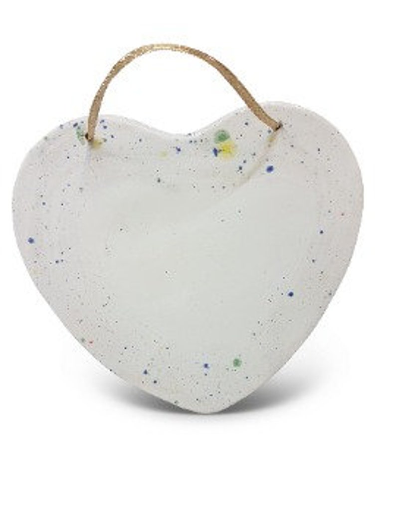 handgetöpfertes Keramik-Herz zum Aufhängen und Beschriften in Weiß Bild 1