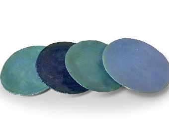 Set aus vier handgetöpferten Tellern, Kuchenteller, Salatteller in Grün und Blau, 22 cm Durchmesser