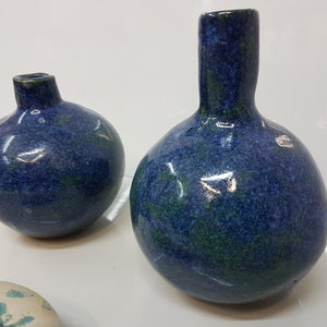 Set zwei kleine runde Vasen handgetöpfert, dunkelblau Bild 1