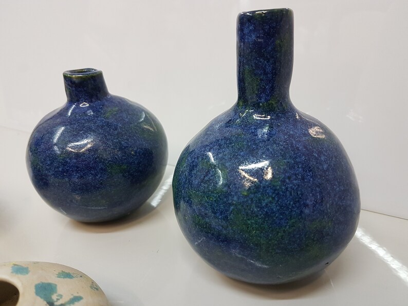 Set zwei kleine runde Vasen handgetöpfert, dunkelblau Bild 1