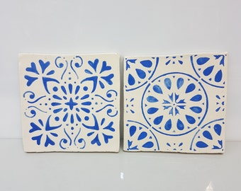 Set von zwei Fliesen handgetöpfert und handbemalt mit Mandala-Ornamenten, weiß u. blau, 14x14 cm, als Untersetzer oder Wandfliese