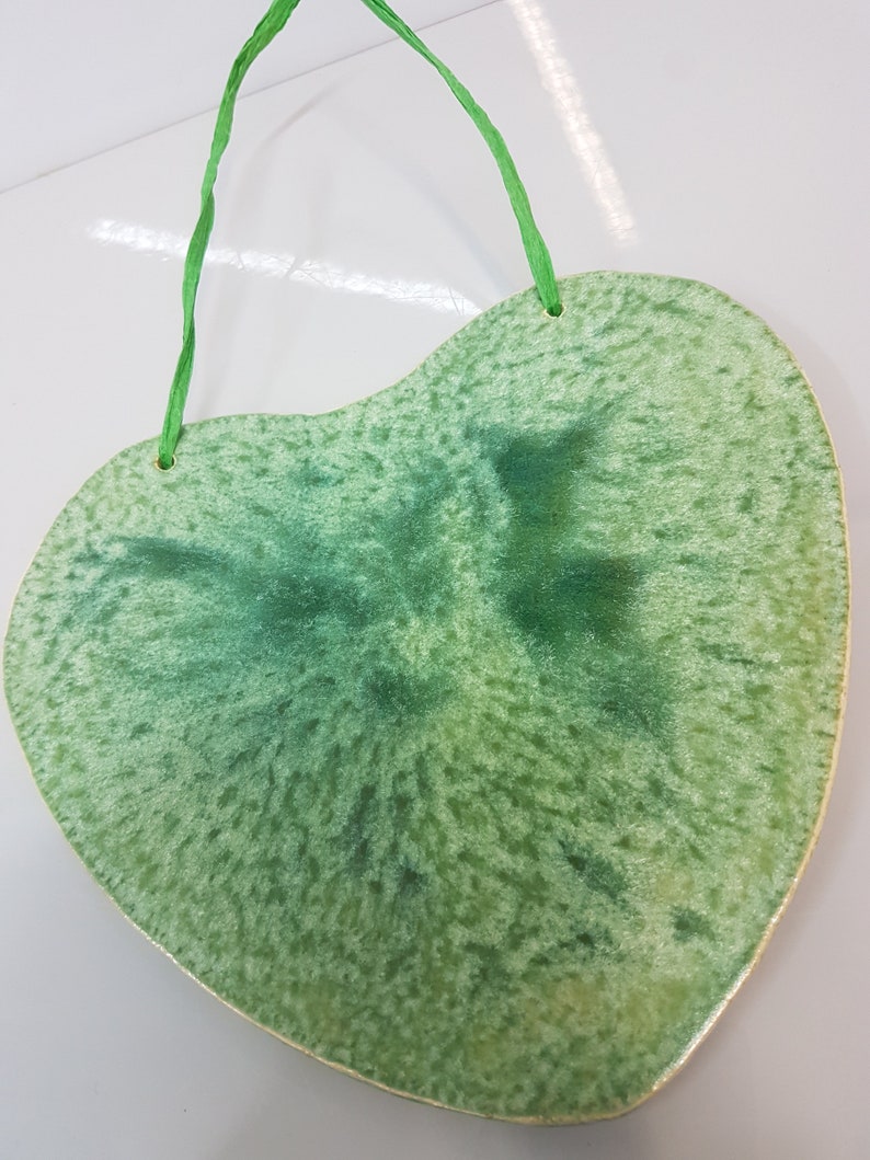 handgetöpfertes Keramik-Herz zum Aufhängen und Beschriften in Grün Bild 5