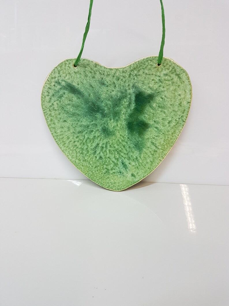 handgetöpfertes Keramik-Herz zum Aufhängen und Beschriften in Grün Bild 6