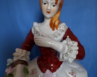 Figura alta de porcelana de dama victoriana antigua con encaje de Viena