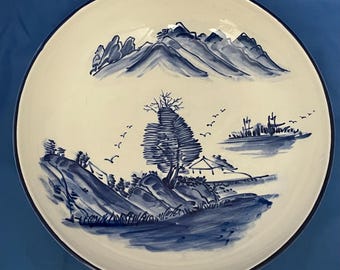 Prato grande de porcelana antiga asiática estilo Chinoiserie com padrão de paisagem azul e branca.