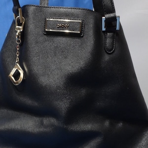Bolso de mano grande de piel negra de DKNY