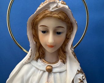 Figura de la Virgen María de la Colección Victoria
