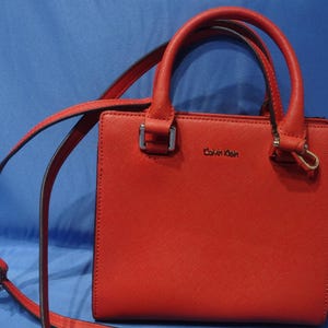 Bolso bandolera naranja Logan de Calvin Klein