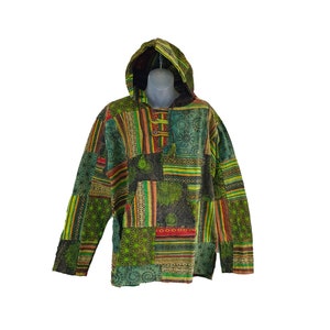 Puede incluir: Una camisa con capucha de color verde, rojo y amarillo con un cierre de cordón. La camisa tiene una variedad de patrones y diseños.